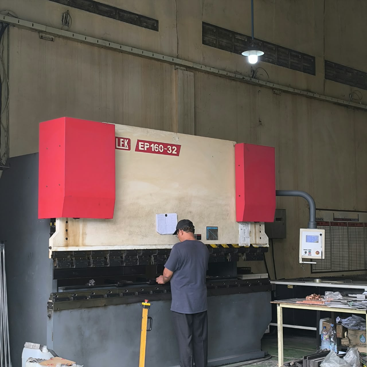 Mesin Bending LFK EP160-32