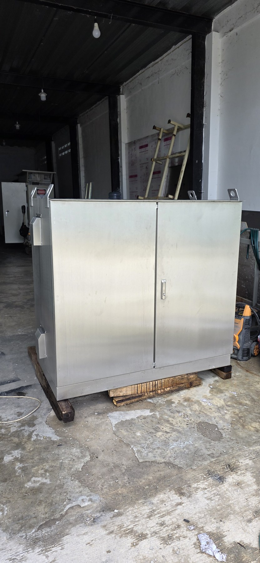 Cabinet Baterai Stainless 316L